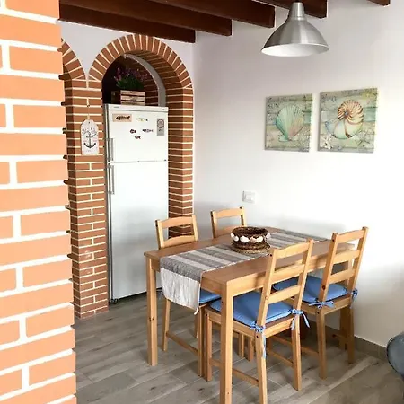 With 2 Bedrooms In El Médano, With Wonderful Sea View, Shared Pool, Furnished Terrace - 200 M From The Beach Appartamento